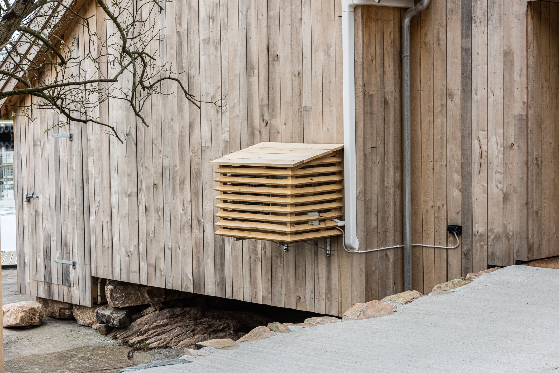 utedelen til en varmepumpe på en trebygning