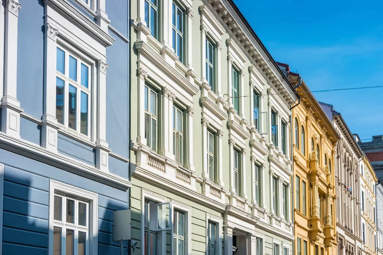 bilde av leilighetsbygninger, brukt som illustrasjon i artikkel om varmepumpe til borettslag.