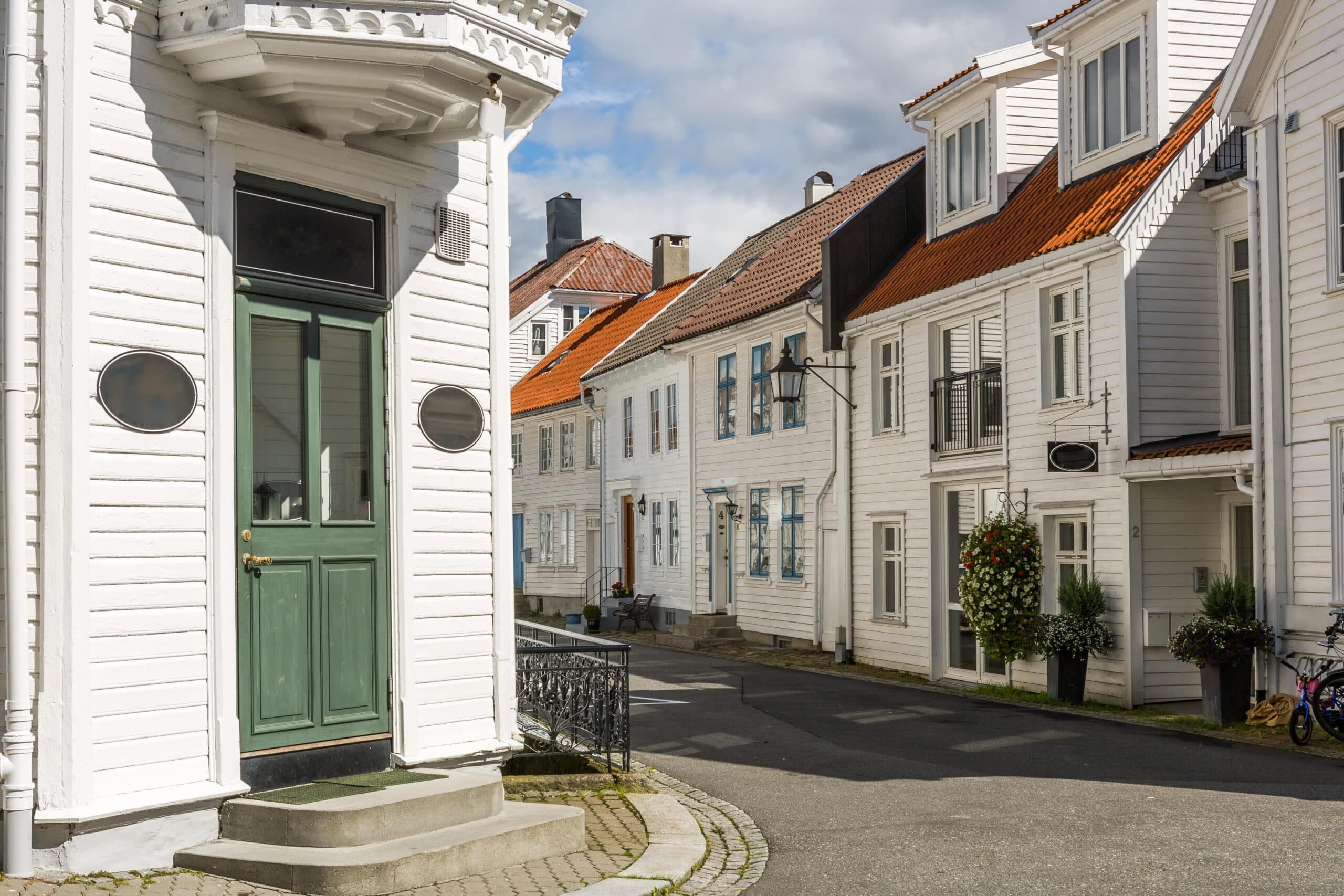Bilde av boliger i en gate. Brukt som illustrasjon i artikkel om å selge boligen selv, uten megler.