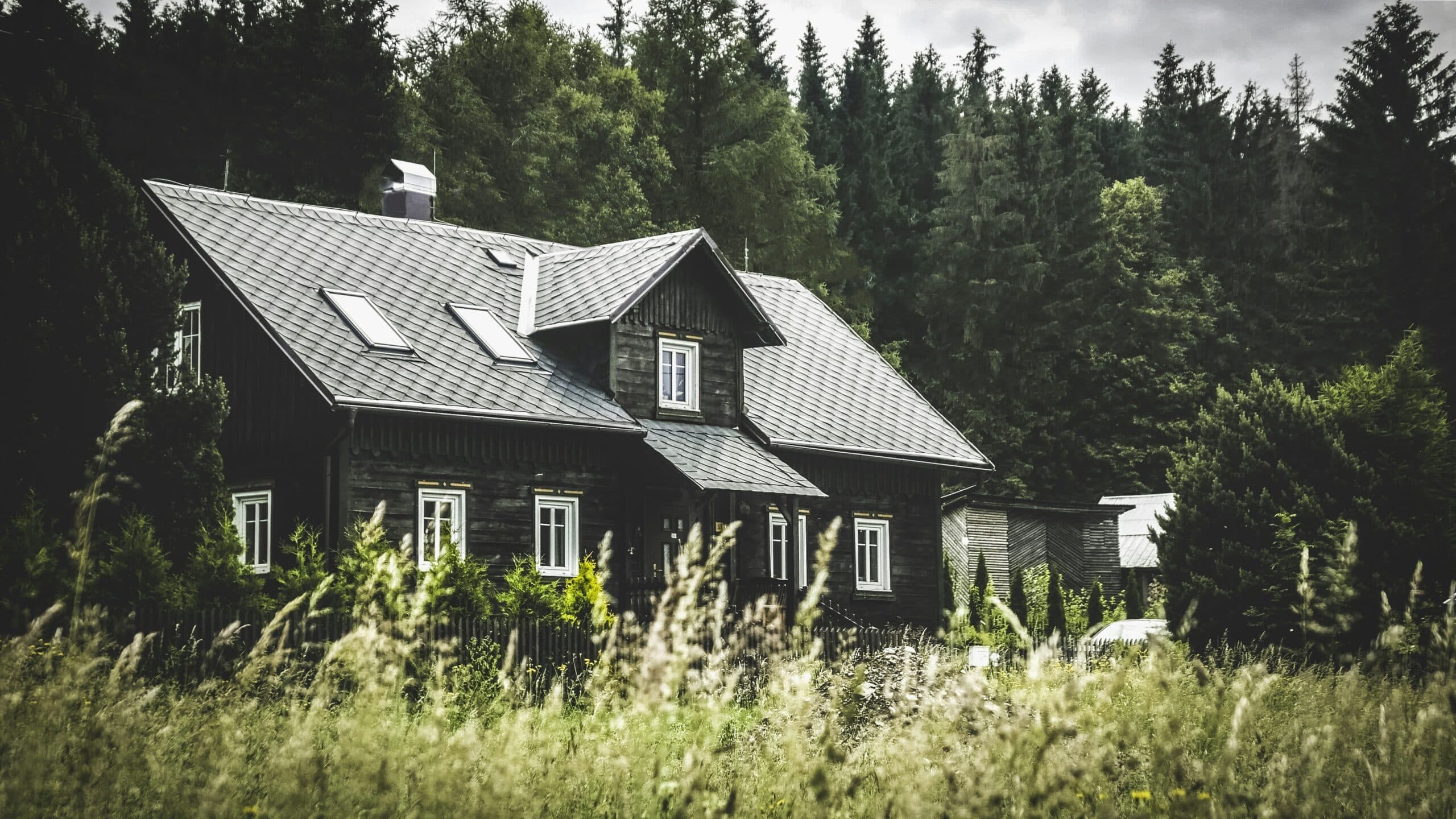 Bilde av et hus, brukt som illustrasjon i artikkel om å kjøpe eller selge bolig først