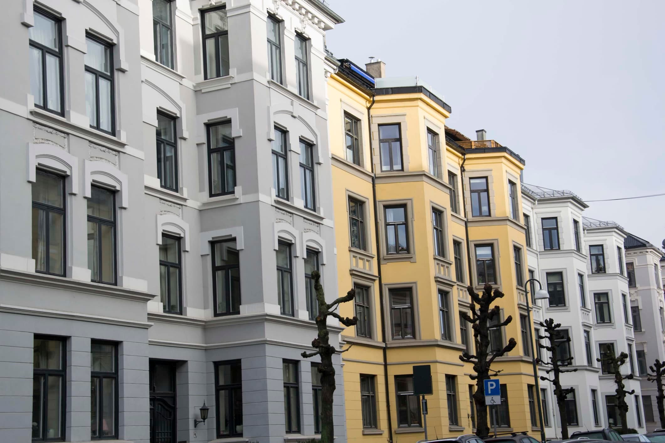 bilde av bygninger, brukt som illustrasjon i artikkel om regler for salg av bolig